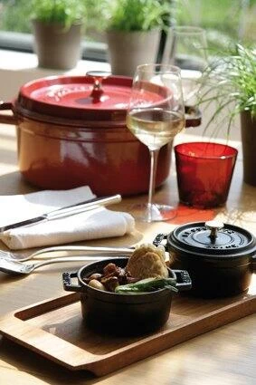 Staub Cocotte Rund Aus Gusseisen In Kirschrot – Bild 5