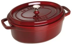 Staub Cocotte Oval Aus Gusseisen In Grenadine