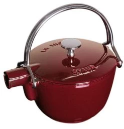 Staub Teekanne Und Wasserkessel Aus Gusseisen In Grenadine